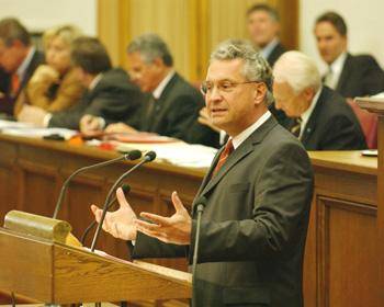 Landtag 1994 bis 1998 - 

Als Landtagspr�sident Dr. Wilhelm Vorndran, der 36 Jahre lang dem Bayerischen Landtag angeh�rte, ank�ndigt, 1994 in Ruhestand gehen und nicht mehr f�r das Erlanger Direktmandat kandidieren  zu wollen, ist sich die Erlanger CSU schnell einig, dass Joachim Herrmann seine Nachfolge antreten soll, und nominiert ihn ohne parteiinternen Gegenkandidaten f�r die Landtagswahl. Sein Hauptkonkurrent im Wahlkampf ist Karl-Heinz Hiersemann, der bereits zweimal Spitzenkandidat der bayerischen SPD war und landesweit einen hohen Bekanntheitsgrad hat. Dennoch gelingt es Joachim Herrmann auf Anhieb, mit 42,3 Prozent der Erststimmen das Direktmandat zu gewinnen. 
Trotz der Konkurrenz im heimischen Stimmkreis hat sich Joachim Herrmann mit dem schon 1998 verstorbenen Landtags-
vizepr�sidenten Karl-Heinz Hiersemann gut verstanden. Im Maximilianeum, wo sein Vater schon 1970 bis 1987 als Mitglied des Bayerischen Senats t�tig war, beginnt Joachim Herrmann seine parlamentarische T�tigkeit in den Aussch�ssen f�r Verfassungs-, Rechts- und Parlamentsfragen und f�r Eingaben und Beschwerden, sp�ter auch im Ausschuss f�r Fragen des �ffentlichen Dienstes.

V�llig �berraschend wird Herrmann im April 1997 vom damaligen CSU-Parteivorsitzenden Dr. Theo Waigel zum stellvertretenden Generalsekret�r der CSU ernannt. Im Hinblick auf den Doppelwahlkampf im folgenden Jahr (im September 1998 finden im Abstand von nur zwei Wochen zun�chst die Bayerische Landtagswahl und dann die Bundestagswahl statt) �bernimmt Joachim Herrmann die Verantwortung f�r die Organisation des Landtagswahlkampfes mit dem Slogan 