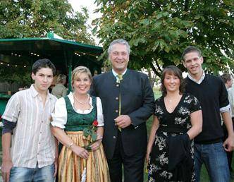 Familie Herrmann (Foto September 2006)- 
1986 wird Tochter Katharina geboren, 1988 folgt Sohn Lukas und 1992 Jakob. Alle drei gehen jeweils zun�chst in den St.-Nikolaus-Kindergarten und die Adalbert-Stifter-Grundschule in Erlangen Sieglitzhof und wechseln dann aufs Gymnasium Fridericianum Erlangen wo sie 2005, 2008 und 2012 ihr Abitur machten. Inzwischen sind sie in M�nchen bzw. Hamburg berufst�tig.