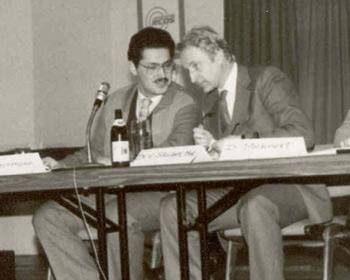 Einsatz f�r die Friedrich-Alexander-Universit�t - 
W�hrend seines Studiums engagiert sich Joachim Herrmann im Ring Christlich-Demokratischer Studenten und ist u.a. 1977/78 Vorsitzender des RCDS Erlangen und 1979/80 Landesvorsitzender des RCDS in Bayern (auf dem Foto mit dem damaligen CSU-Generalsekret�r Dr. Edmund Stoiber).Von 1977 bis 1982 wird Joachim Herrmann allj�hrlich in verschiedene Kollegial- und Studentenvertretungsorgane der FAU gew�hlt. Dieser Universit�t, an der sein Vater Johannes Herrmann Professor f�r Zivilrecht und Rechtsgeschichte und (von 1966 bis 1969) auch Rektor war, gilt sein Einsatz auch heute noch. Herrmann ist Mitglied des Kuratoriums der FAU und nutzt in engem Kontakt mit der Universit�tsspitze jede Gelegenheit, der Bayerischen Staatsregierung die Anliegen der FAU nahe zu bringen. 