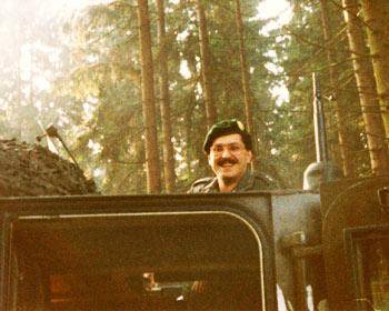 Soldat und Reserveoffizier - 
Vom Juli 1975 bis September 1976 leistet Joachim Herrmann in den unterfr�nkischen Standorten Mellrichstadt und Hammelburg den damals �blichen 15-monatigen Grundwehrdienst ab. In diesem Rahmen absolviert er auch den Unteroffizierslehrgang an der Infanterieschule in Hammelburg. Anschlie�end wird er zum Fahnenjunker und mit der Entlassung zum F�hnrich der Reserve bef�rdert. In den folgenden Jahren leistet Herrmann mehrere Wehr�bungen ab, darunter auch den Reserveoffizierslehrgang als Lehrgangsbester. Seit 1985 ist er Hauptmann der Reserve.  Nach weiteren Wehr�bungen wurde er am 30.07.2009 zum Major der  Reserve bef�rdert. Am 11.11.2014 wurde Herrmann zum Oberstleutnant der Reserve bef�rdert.