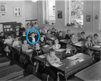 Kindheit in Erlangen und Schulzeit -

1959 zogen seine Eltern nach Erlangen, dort ist er aufgewachsen und zur Schule gegangen. 
Von 1962 bis 1966 besucht Joachim Herrmann die Loschgeschule, danach das Gymnasium Fridericianum Erlangen, wo er 1975 auch das Abitur (mit 1,1) besteht. Von der 9. Klasse an w�hlen ihn seine Mitsch�lerinnen und Mitsch�ler immer wieder zum Klassensprecher und schlie�lich in der 13. Klasse zum Schulsprecher. Die damals von ihm gegr�ndete Sch�lerzeitung 