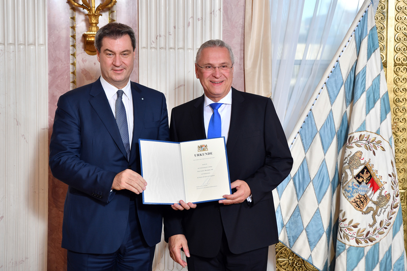 Am Montag, 12. November 2018 wurde Joachim Herrmann von Ministerpr�sident Dr. Markus S�der wieder zum Staatsminister des Innern, f�r Sport und Integration ernannt. Weiterhin ist er auch der zweite stellvertretende Ministerpr�sident.
Foto: Bayerische Staatskanzlei  