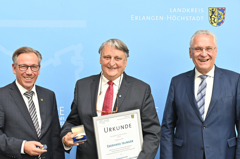 Freitag, 8. Juli 2022; 50 Jahre Landkreis Erlangen-Höchstadt: Innen- und Kommunalminister Joachim Herrmann hat bei der Jubiläumssitzung zum 50-jährigen Bestehen des Landkreises Erlangen-Höchstadt die Bedeutung der Kreisgebietsreform von 1972 betont: Ein Großteil der Landkreise alten Zuschnitts war  allein schon aufgrund der geringen Einwohnerzahl  nicht hinreichend leistungsfähig, um die Aufgaben der Selbstverwaltung wirksam und wirtschaftlich zu erfüllen. Der heutige Landkreis Erlangen-Höchstadt zeichnet sich laut Herrmann durch eine gesunde Mischung aus leistungsfähigen Handwerksbetrieben und Dienstleistern, einem innovativen Mittelstand und weltweit agierenden Großunternehmen aus.
Copyright: Christian Pöllmann