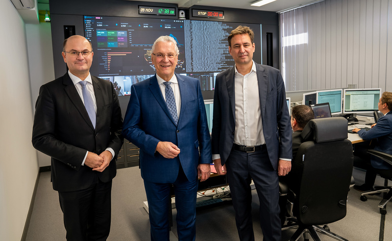 Mittwoch, 9. November 2022; Innenminister Joachim Herrmann, Finanzminister Albert Füracker und Justizminister Georg Eisenreich stellten die neuen Räumlichkeiten des Cyber-Lagezentrums im Bayerischen Landesamt für Verfassungsschutz vor. Herrmann: Mit neuen hochprofessionell ausgestatteten Räumen haben wir hier beste Arbeitsbedingungen für die Cyberabwehr Bayern geschaffen.
Copyright: Bayerisches Innenministerium