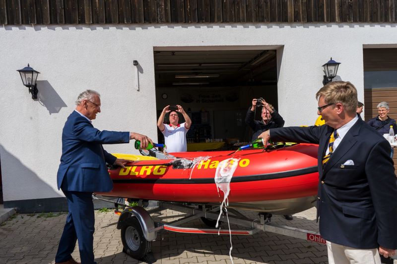 Sonntag, 14. Mai 2023; Innenminister Joachim Herrmann bei der Bootstaufe des ersten IRB-Rettungsbootes mit Elektroantrieb der DLRG Mittelfranken. Im Sommer wird das E-Boot auch auf dem Dechsendorfer Weiher eingesetzt werden.