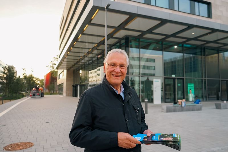 Am 4. und 5. Oktober verteilte Joachim Herrmann vor den Siemens Gebäuden Flyer zur anstehenden Landtagswahl am Sonntag. Als ehemaliger Kollege liegen ihm die Bedürfnisse der Mitarbeiterinnen und Mitarbeiter von Siemens besonders am Herzen. 