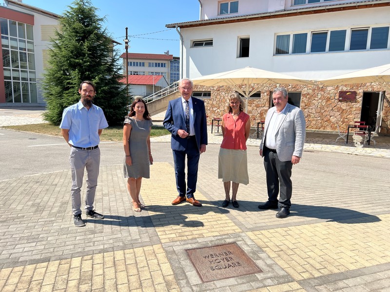 Donnerstag, 1. August 2024; Innenminister Joachim Herrmann informierte sich heute über das Engagement von Nehemiah Gateway Albania in Pogradec. Er besichtigte in Begleitung des Leiters Arnold Geiger die Amaro Tan Schule sowie die Nehemiah Gateway University und traf sich mit kommunalen Vertretern Pogradec.
(von links) Herr Samuel Geiger, Herolinda Shkullaku (Nehemiah Gateway), Innenminister Joachim Herrmann, Esther und Arnold Geiger (Nehemiah Gateway)

