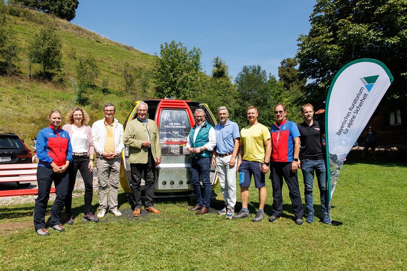 Freitag, 23. August 2024; Innen- und Sportminister Joachim Herrmann (4. v. li.) und das Bayerische Kuratorium für alpine Sicherheit informierten heute über die aktuellen Entwicklungen der Gefahren in den Bergen. Herrmann appelliert eindringlich an alle Bergsportler, ihre Touren sorgfältig zu planen, unnötige Risiken zu vermeiden und stets Rücksicht auf andere zu nehmen. Der Kuratoriumsvorsitzende Klaus Stöttner (5. v. li.) ergänzte: "Ein wichtiger Faktor für Sicherheit am Berg ist auch die körperliche Konstitution. Herz-Kreislaufprobleme sind laut Unfallaufzeichnungen in Bayern und Österreich die häufigste Unfallursache am Berg.
Copyright: Bayerisches Innenministerium / Matthias Balk