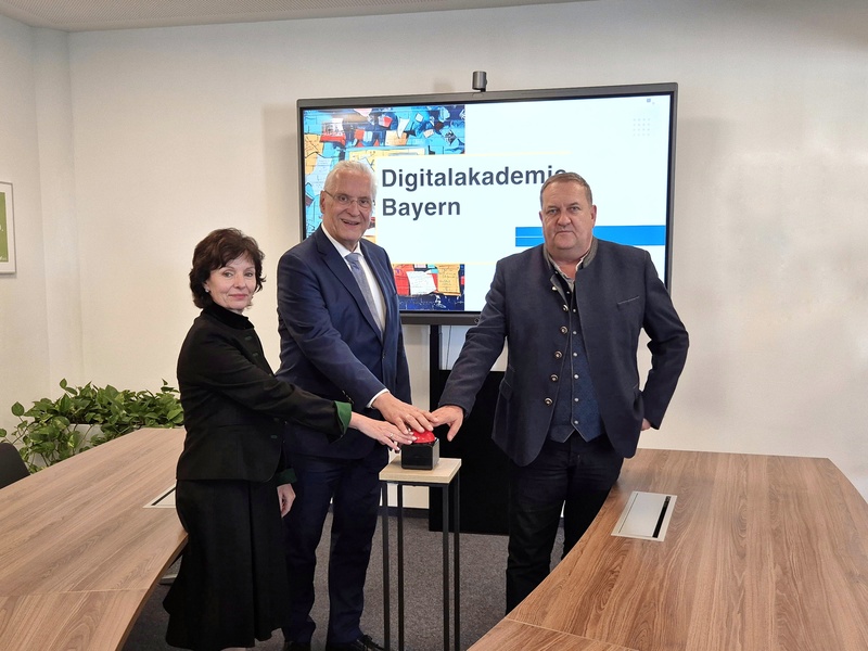 Dienstag, 24. September 2024: Innenminister Joachim Herrmann bei der Eröffnung der Digitalakademie Bayern der Bayerischen Verwaltungsschule am Standort in München. Foto: von links nach rechts Roswitha Pfeiffer, BVS, Joachim Herrmann, Innenminister, Hans-Christian Wittauer, Präsident BVS
