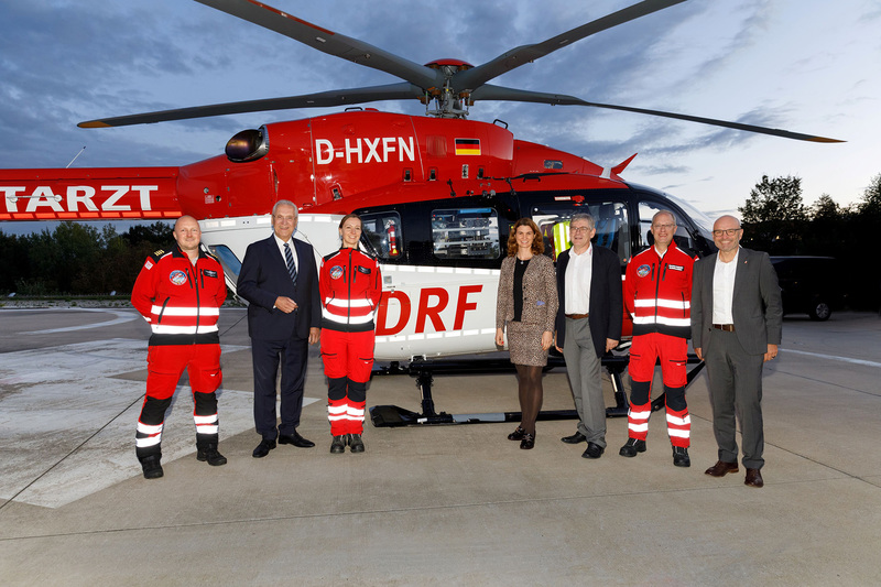 Samstag, 28. September 2024: Bayerns Innen- und Katastrophenschutzminister Joachim Herrmann gratulierte persönlich zum 30-jährigen Jubiläum des Intensivhubschraubers Christoph Regensburg am Hangar der Luftrettungsstation am Universitätsklinikum Regensburg. Herrmann: Die Rettung aus der Luft ist ein unverzichtbarer Bestandteil des Rettungsdienstes in Bayern. In den letzten drei Jahrzehnten haben hochqualifizierte und engagierten Rettungskräfte unzähligen Menschen in lebensbedrohlichen Situationen das Leben gerettet.