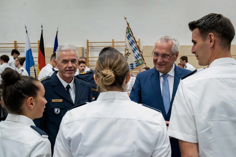 Montag, 30. September 2024: Bayerns Innenminister Joachim Herrmann begrüßte gemeinsam mit dem Präsidenten der Bayerischen Bereitschaftspolizei die rund 130 angehenden Polizistinnen und Polizisten des 61. Ausbildungsseminars. Mit insgesamt rund 970 Neueinstellungen im September startet eine vielversprechende Generation von jungen Beamtinnen und Beamten ihre Ausbildung bzw. ihr Studium bei der Bayerischen Polizei.
Copyright: @ Bayerische Bereitschaftspolizei Dachau