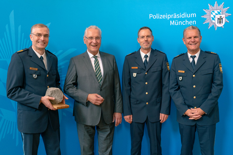 Dienstag, 1. Oktober 2024: Innenminister Joachim Herrmann führte heute Polizeidirektor Christian Huber als neuen Vizepräsident und Leiter der Abteilung Einsatz im Münchner Polizeipräsidium ein. Huber folgt Michael Dibowski, der seit August 2024 neuer Präsident der Bayerischen Bereitschaftspolizei ist. Foto: v. li. nach re. Michael Dibowski, Joachim Herrmann, Christian Huber, Thomas Hampel
Copyright: Polizeipräsidium München