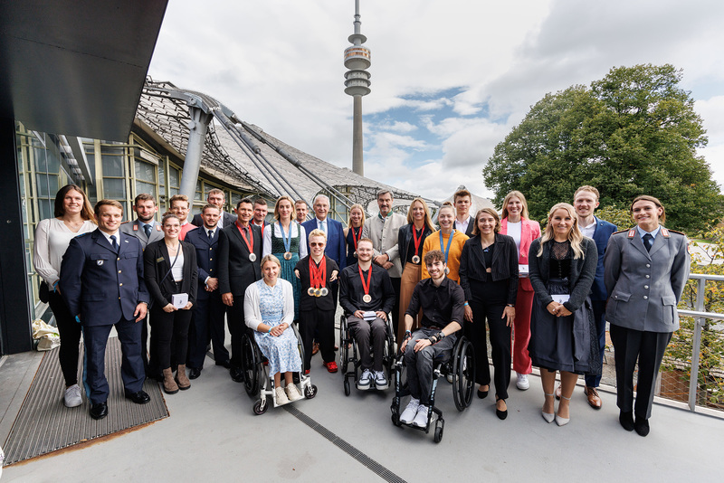 Mittwoch, 2. Oktober 2024: Innen- und Sportminister Joachim Herrmann nahm heute zusammen mit dem Bayerischen Ministerpräsidenten Dr. Markus Söder am Empfang für Bayerns Sportelite im Münchner Olympiapark teil. Bei den Olympischen- und Paralympischen Spielen 2024 in Paris holten Bayerns Athleten 5 Gold-, 8 Silber- und 12 Bronzemedaillen.
Copyright: Bayerische Staatskanzlei