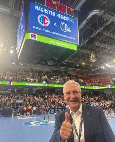 Sonntag, 6. August 2024; Sportminister Joachim Herrmann beim ersten Sieg des HCE in der Arena in Nürnberg