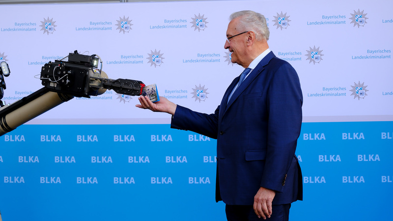 Montag, 7. Oktober 2024: Bayerns Innenminister Joachim Herrmann gratuliert der Technischen Sondergruppe des Bayerischen Landeskriminalamts zum 50-jährigen Jubiläum. "Die Technische Sondergruppe hat sich mit hochspezialisierten Experten zur Entschärfung von sprengstoffverdächtigen Gegenständen oder Brandvorrichtungen zu einer unverzichtbaren Einheit der Bayerischen Polizei entwickelt. Oft unter Lebensgefahr sorgen unsere Entschärfungsspezialisten für mehr Sicherheit  herzlichen Dank für das großartige Engagement!"
Copyright: @ Bayerisches Innenministerium