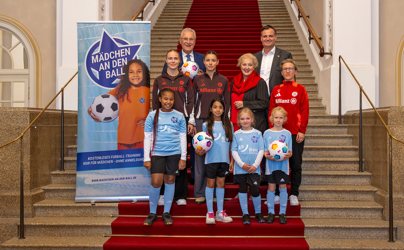 Mittwoch, 16. Oktober 2024: Innen- und Sportminister Joachim Herrmann freute sich über den Besuch der Teilnehmerinnen des erfolgreichen Projekts Mädchen an den Ball in Bayern im Bayerischen Landtag. Bei diesem Projekt handelt es sich um eine Kooperation mit der Frauenfußball-Abteilung des FC Bayern München unter der Schirmherrschaft des Bayerischen Sportministers. Diese Partnerschaft stärkt die Förderung des Mädchenfußballs, holt die Mädchen an den Ball und schafft einen geschützten Raum für junge Frauen, um unabhängig von Herkunft oder Leistungsdruck ihrer Leidenschaft für den Fußball zu entdecken. Teilnehmende Städte sind bislang München und Augsburg.
Copyright: @ Bernd Feil