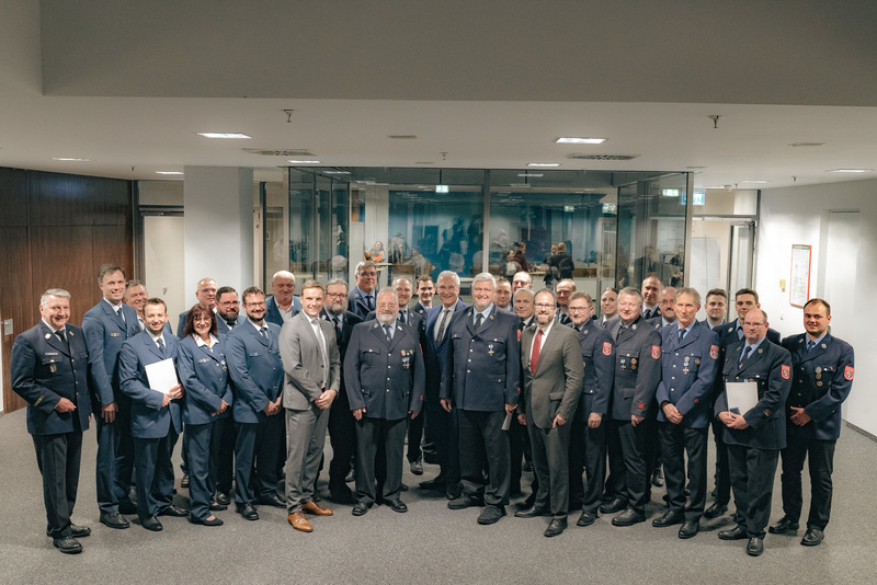 Freitag, 18. Oktober 2024; Innenminister Joachim Herrmann zeichnete im Rathaus in Erlangen langjährige Ehrenamtliche verschiedener Freiwilliger Feuerwehren und des THW Erlangen für 15, 25, 40 und 50 Jahre Engagement aus. Herrmann: "Mit Stolz können wir in Bayern auf ein so großartiges und erfolgreiches Helfernetzwerk zurückgreifen. Diese großartige Leistung ist unbezahlbar und kann man nicht genug würdigen. Dies verdient unseren allergrößten Respekt!"
Copyright: @ Stadt Erlangen / Markus König