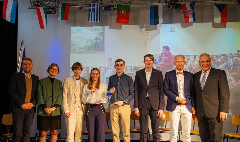 Freitag, 25. Oktober 2024; Bayerns Innen- und Kommunalminister Joachim Herrmann hat heute an den Feierlichkeiten zur Zertifizierung des Christian-Ernst-Gymnasiums (CEG) in Erlangen als 'Botschafterschule des Europäischen Parlaments' teilgenommen: "Meine herzlichen Glückwünsche zu dieser großartigen Auszeichnung. Sie haben im Schuljahr 2022/2023 erfolgreich am Bewerbungsverfahren teilgenommen und dabei Ihre Liebe zu Europa unter Beweis gestellt."