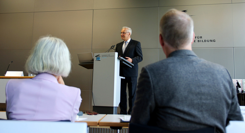 Freitag, 25. Oktober 2024: Innenminister Joachim Herrmann sprach bei der Fachtagung Verfassungspolitik: Wehrhafte Demokratie zum Thema Die wehrhafte Demokratie aus Sicht der Politik. Die Tagung, eine Kooperation der Akademie für Politische Bildung mit dem ehemaligen Präsidenten des Bundesverfassungsgerichts, Prof. Hans-Jürgen Papier, widmete sich der Stärkung demokratischer Werte und Institutionen. Herrmann: Zeigen wir als freiheitsliebende Bürgerinnen und Bürger: Wir alle sind Hüter unserer Verfassung. Damit auch noch für unsere Kinder und Enkel gilt: Es ist ein Glück, in Bayern und in Deutschland zu leben  in Freiheit und Demokratie im Herzen Europas.
Copyright: @ Akademie für politische Bildung Tutzing