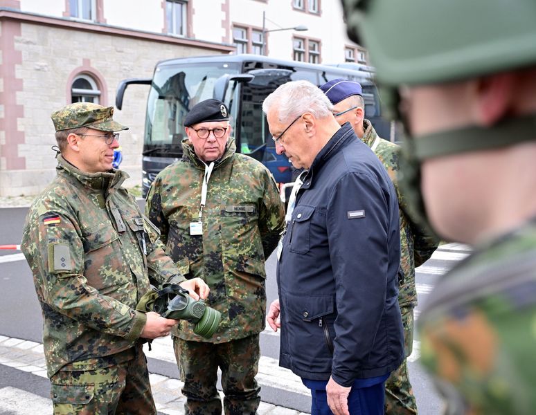 Mittwoch, 6. November 2024; in Würzburg findet die 'MainTEX 2024' statt, eine gemeinsame Anti-Terrorübung der Bayerischen Polizei und der Bundeswehr. Bis zu 75 Einsatzkräfte haben die Zusammenarbeit geübt. Im Mittelpunkt stand eine Gefahrenlage durch chemische, biologische, radiologische oder nukleare Substanzen (sogenannte 'CBRN-Gefahrenlage'). Innenminister Joachim Herrmann informierte sich über die Einsatzeinheiten mit ihren Fahrzeugen und Gerätschaften. Im Anschluss wurden konkrete Einsatzszenarien vorgestellt.
Copyright Matthias Merz

 