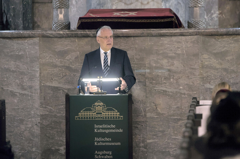 Sonntag, 10. November 2024; Bei der Gedenkveranstaltung zum 86. Jahrestag der Pogromnacht in Augsburg würdigte Innenminister Joachim Herrmann die lebendige jüdische Gemeinde und die Sanierung der Synagoge als Zeichen jüdischen Optimismus. Angesichts aktueller antisemitischer Anfeindungen betonte Herrmann: In unserem Land haben Hass und Gewalt keinen Platz. Der Freistaat werde weiterhin alles tun, um jüdisches Leben in Bayern zu schützen.
Copyright: IKG Schwaben-Augsburg K.d.ö.R.