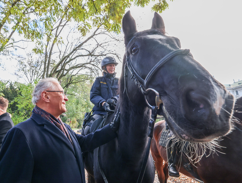 Donnerstag, 14. November 2024; Die Maßnahmen für mehr Sicherheit im Alten Botanischen Garten greifen: Bayerns Ministerpräsident Dr. Markus Söder, Innenminister Joachim Herrmann, Justizminister Georg Eisenreich und Oberbürgermeister Dieter Reiter haben sich heute vor Ort ein Bild von der Lage gemacht und gemeinsam mit Polizeipräsident Thomas Hampel über das Maßnahmenpaket von Polizei und Stadt informiert. 
