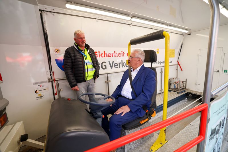 Samstag, 17. Mai 2025; Heute war die Altstadt von Rosenheim ganz der Verkehrssicherheit gewidmet. Als Schirmherr eröffnete Bayerns Innenminister Joachim Herrmann den 13. Landestag der Verkehrssicherheit unter dem Motto "Sicherheit beginnt im Kopf". Herrmann erklärte: "Mobilität ist ein wichtiger Teil unseres Alltags. Gleichzeitig streben wir sichere Mobilität an. Unser Ziel ist es, Bayerns Straßen so sicher wie möglich zu machen."