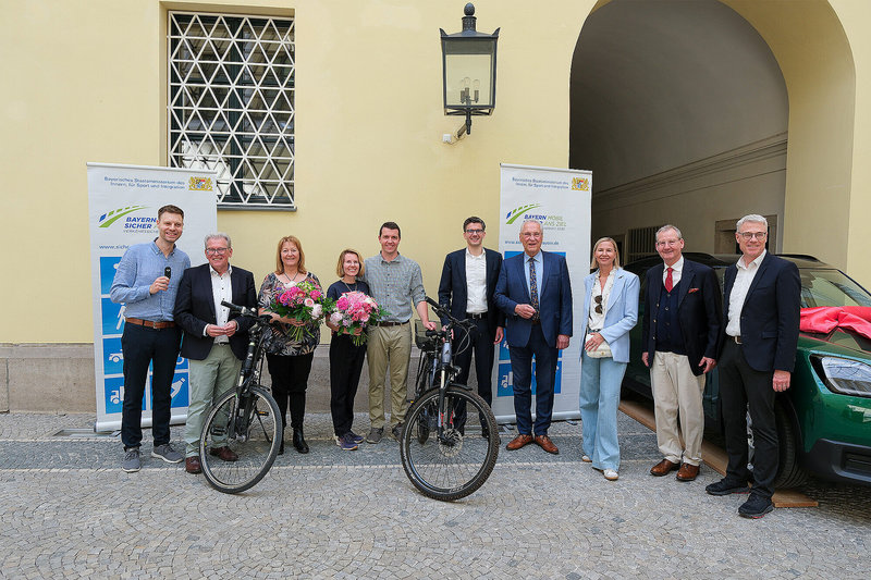 Freitag, 30. Mai 2025; Bei der Preisverleihung des Verkehrssicherheitsgewinnspiels 2024 unter dem Motto Sicher unterwegs mit dem Fahrrad betont Innenminister Joachim Herrmann die Bedeutung von Rücksichtnahme und fairem Miteinander im Straßenverkehr und gratuliert den Gewinnerinnen und Gewinnern mit den besten Wünschen für eine sichere Fahrt.