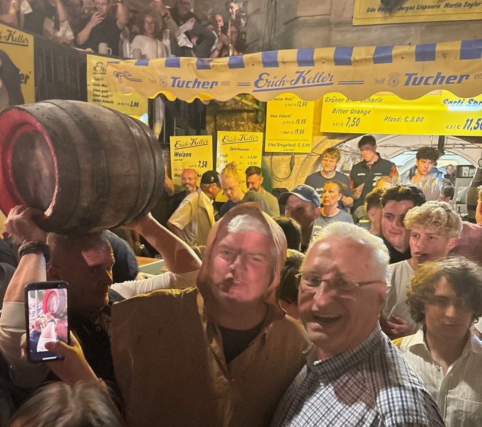 Montag, 16. Juni 2025; Innenminister Joachim Herrmann beim feierlichen Begräbnis eines Fasses zum Ende der Erlanger Bergkirchweih