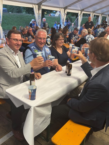 Donnerstag, 19. Juni 2025; Bayerns Innenminister Joachim Herrmann hat  in Gößweinstein dem Polizeimotorradclub 'Blue Knights Germany XIV Mittelfranken' zum 25-jährigen Jubiläum gratuliert: "Uns alle hier verbindet die Leidenschaft zum Motorradfahren, aber erst die Zugehörigkeit zur Blaulichtfamilie macht uns alle zu stolzen Blue Knights." Herrmann, der selbst Mitglied ist, würdigte die große Bedeutung des Motorradclubs für die Verkehrssicherheit und die Gemeinschaft unter den Motorradfahrern.