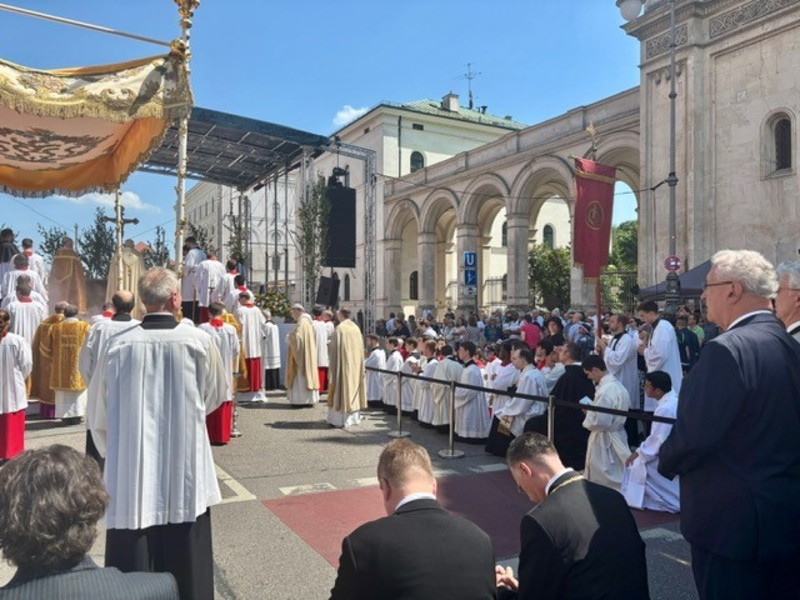 Donnerstag, 19. Juni 2025; Innenminister Joachim Herrmann bei der Fronleichnamsprozession in München mit vielen Tausenden Teilnehmern.