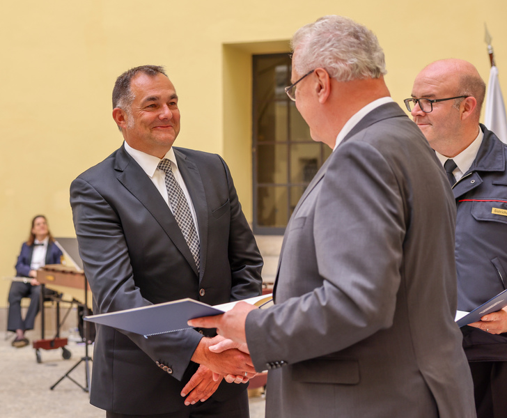 Montag, 2. Juni 2025; Verleihung Stern der Sicherheit für außerordentliche Verdienste um die Innere Sicherheit an Dr. Albert Schiele. Nicht nur als Oberarzt des Universitätsklinikums Erlangen, sondern auch als ärztlicher Bezirksbeauftragter Rettungsdienst für Mittelfranken und als aktiver Notarzt erfüllen Sie fordernde Auf
gaben. Und wenn dann noch ein Einsatz ruft, sind Sie als freiwilliger 
Feuerwehrler leidenschaftlicher Maschinist der großen Löschfahrzeuge der Freiwilligen Feuerwehr Erlangen. 