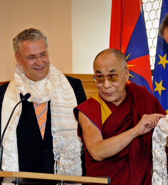 Herzlichen Glückwunsch zum 90. Geburtstag an Dalai Lama (hier bei einem Besuch in Nürnberg im Mai 2008) 
