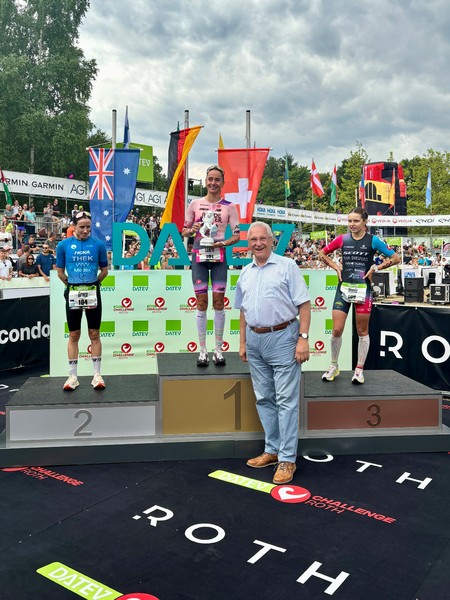 Sonntag, 6. Juli 2025; Laura Philipp gewinnt den weltgrößten Langdistanz-Triathlon in Roth. Sportminister Joachim Herrmann gratuliert vor Ort  tausende Fans sorgen für Gänsehautstimmung.