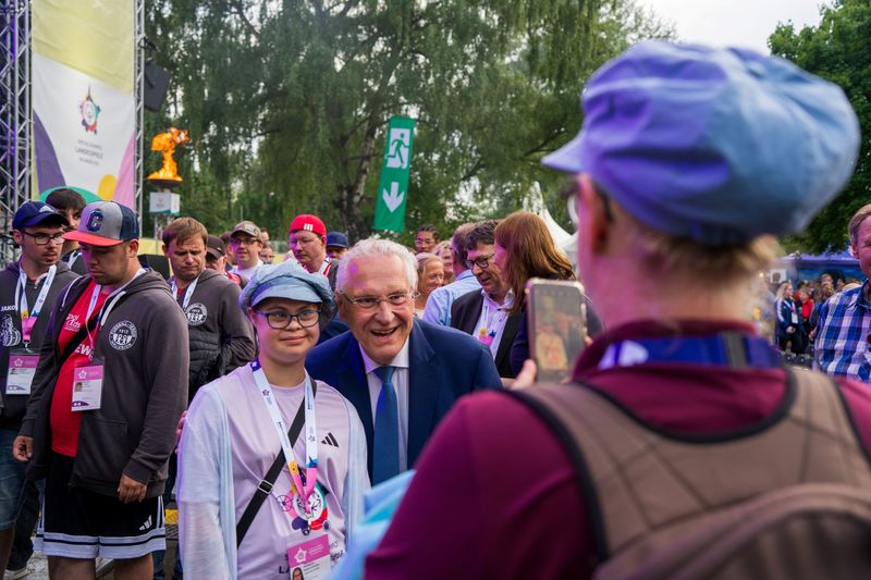 Montag, 14. Juli 2025; Bayerns Innen- und Sportminister Joachim Herrmann hat bei der Eröffnung der Special Olympics Landesspiele in Erlangen den Vorbildcharakter der Veranstaltung hervorgehoben: Menschen mit Behinderung gehören ganz selbstverständlich in die Mitte unserer Gesellschaft! Und genau dafür stehen auch die Special Olympics Landesspiele Bayern in Erlangen. Sie signalisieren Offenheit und setzen ein Zeichen für einen vorurteilsfreien und vorbehaltlosen Umgang miteinander. Darüber hinaus stehen sie für ein gutes Miteinander, Fairness, Respekt und Toleranz. 