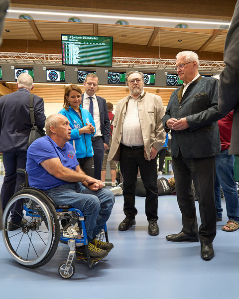 Freitag, 22. August 2025; Bei den Deutschen Meisterschaften der Sportschützen auf der Olympia-Schießanlage in Garching-Hochbrück informiert sich Innen- und Sportminister Joachim Herrmann über die größte nationale Breitensportveranstaltung des Deutschen Schützenbundes. Gemeinsam mit Spitzenvertretern des Sports unterstreicht Herrmann die Bedeutung der Olympiabewerbung Münchens.
©BayStMI/Mathias Pfützner