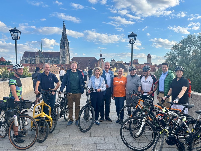 Sonntag, 24. August 2025; Nach der ersten Etappe in Regensburg begrüßt Innen- und Sportminister Joachim Herrmann die Radfahrerinnen und Radfahrer der Benefizveranstaltung Tour de Ron. Als Schirmherr würdigt er das Engagement für eine bessere Krebsnachsorge und hebt die Bedeutung von Sport und Solidarität für Betroffene hervor.
