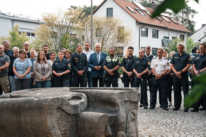 Mittwoch, 27. August 2025; Bayerns Innenminister Joachim Herrmann nahm selbst an der Schweigeminute vor der Polizeiinspektion Erlangen-Stadt teil. Im Vorfeld hatte er erklärt: Der Tod des jungen Polizeibeamten hat uns alle sehr erschüttert. In Gedanken sind wir bei der Familie und den Hinterbliebenen. Unser tiefstes Mitgefühl gilt auch allen Kolleginnen und Kollegen der saarländischen Polizei. Die gesamte bayerische Polizeifamilie trauert mit Ihnen  sie sind mit Ihrem Schmerz nicht allein. Unsere Botschaft lautet: Wir stehen als Polizeifamilie zusammen und werden Gewalt gegen die Polizei nicht tolerieren!
