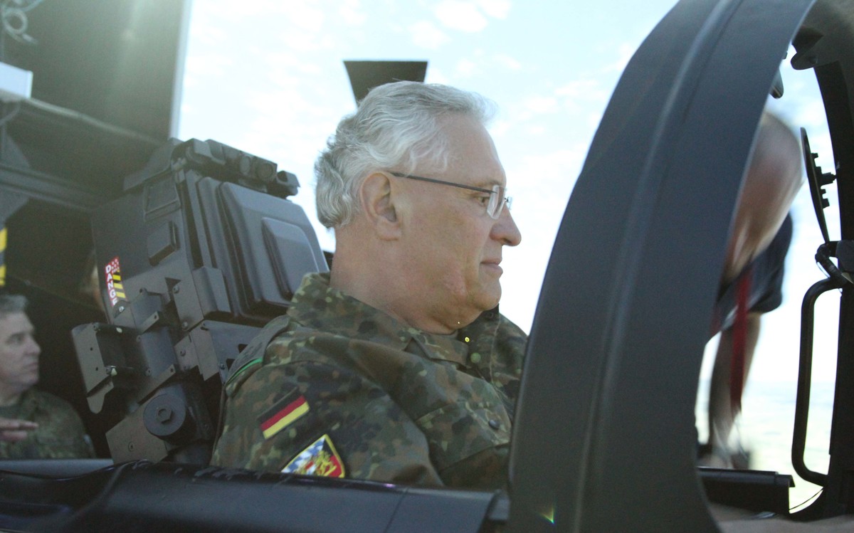 Joachim Herrmann bei der Bundeswehrbung 2016 in Neuburg an der Donau