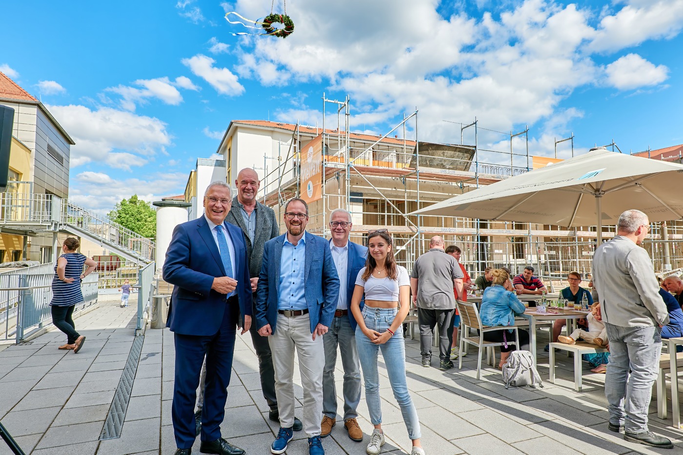 v.l.: Innenminister Joachim Herrmann, Mathias M. Meyer, Geschftsfhrer Studierendenwerk Erlangen-Nrnberg; OB Florian Janik; Christian Zens, Kanzler der FAU; Aydan Eda Şimşek, Stadtrtin Erlangen