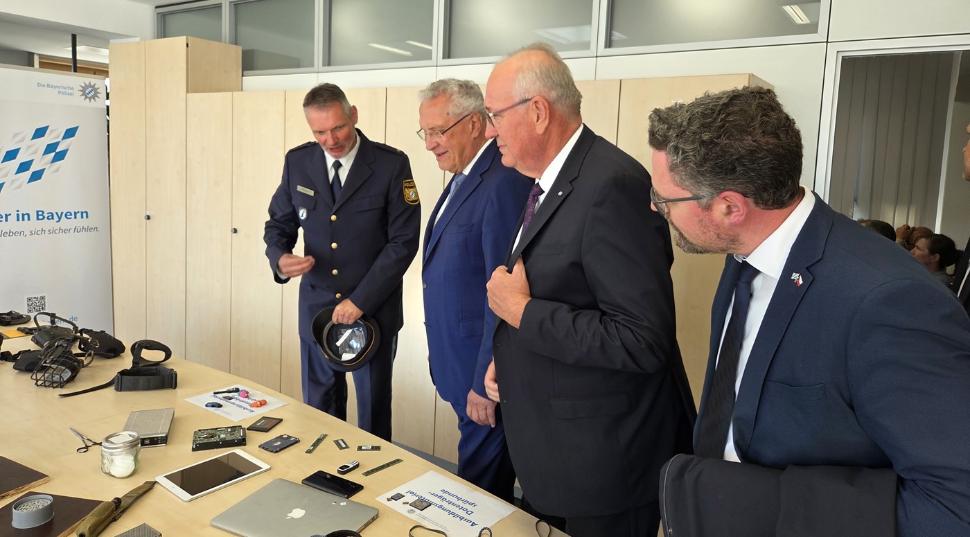 PR Armin Fütterer, Leiter der Hundestaffel, Innenminister Joachim Herrmann, Landrat Löffler MdL Dr Gerhard Hopp PR Armin Fütterer, Leiter der Hundestaffel, Innenminister Joachim Herrmann, Landrat Löffler MdL Dr Gerhard Hopp