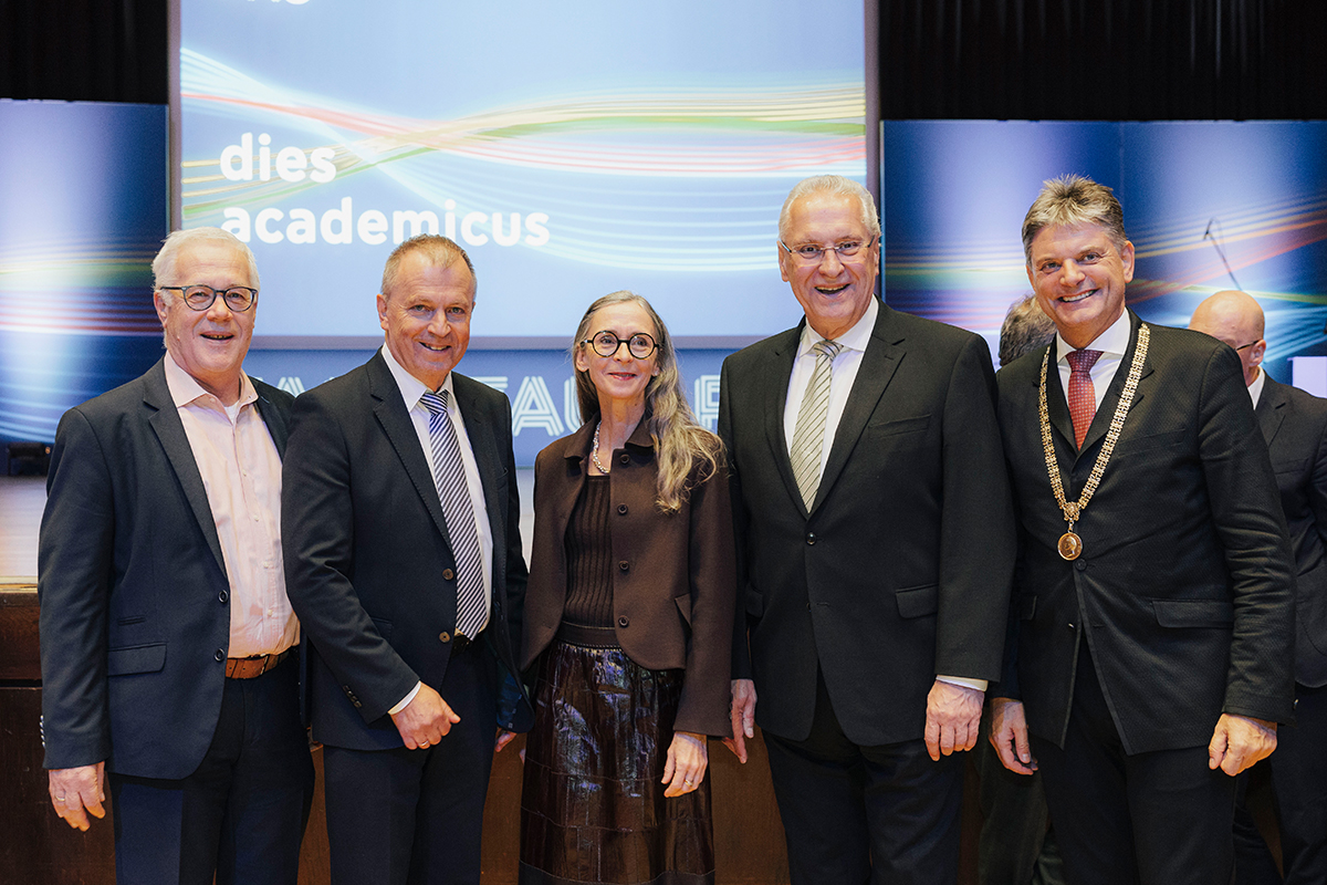 von links: FAU Kanzler Christian Zens, VP People Andreas Hirsch, VP Education Andrea Brard, Bay. Innenminister Joachim Herrmann, FAU Prsident Joachim Hornegger